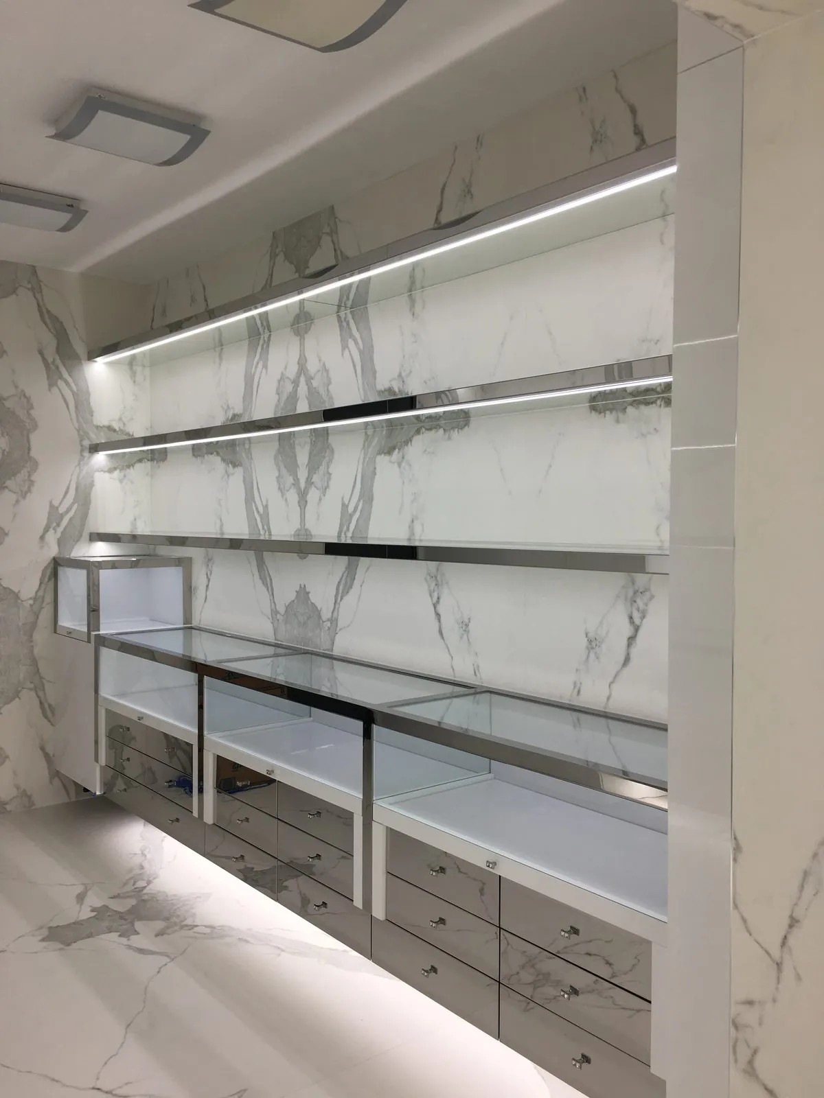 Built-in shelving with marble-look porcelain and LED lighting